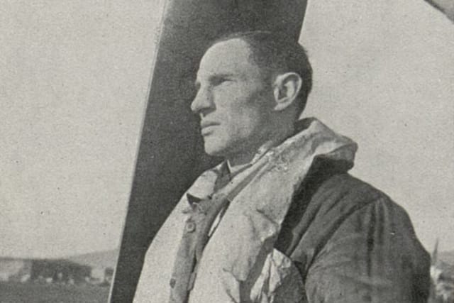 Alois Vašátko jako stíhací pilot britského RAF, pravděpodobně na letišti Speke, podzim 1940 | Foto: Letectví, č. 5, 1946/Kramerius Digital Library/Wikimedia Commons, public domain